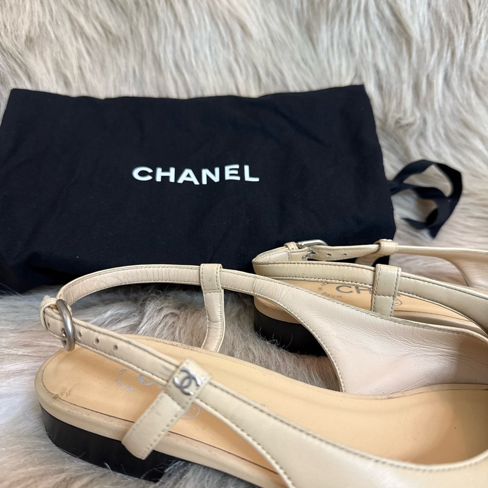 CHANEL Cream and Black Flats with Bow - Picture 3 of 6
